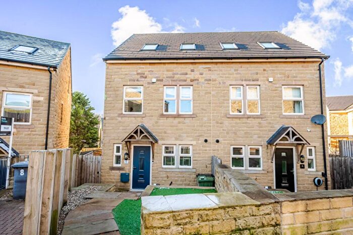 3 Bedroom Semi Detached House For Sale In Laund Croft, Huddersfield, HD3