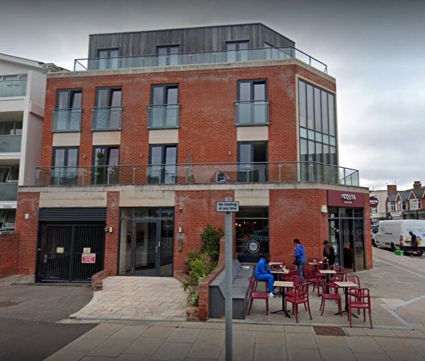 2 Bedroom Flat To Rent In Lambton Road, London, SW20