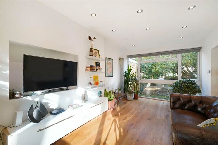 2 Bedroom Flat For Sale In Finchley, Barnet, N3