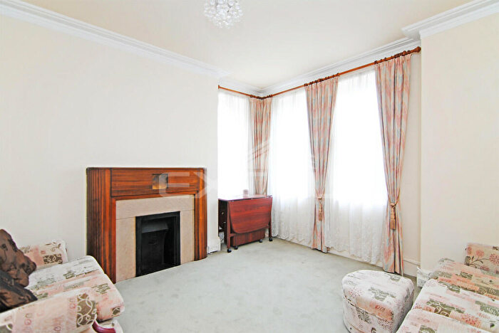 Cottage To Rent In Park Drive, London, NW11