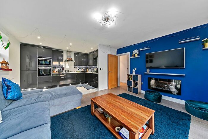 2 Bedroom Flat To Rent In Churchill Court, Wadham Mews, SW14