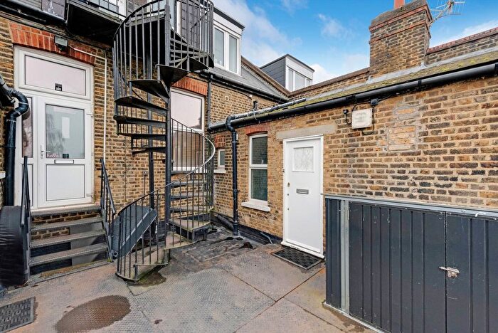 3 Bedroom Flat To Rent In South Ealing Road, London, W5