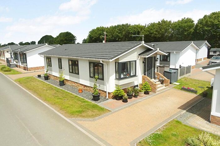 2 Bedroom Mobile Home For Sale In The Grange, Lutterworth, LE17