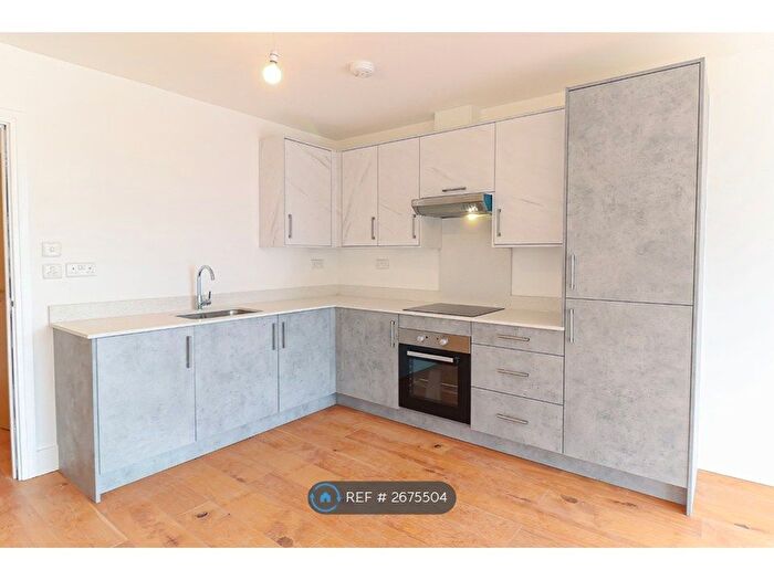 2 Bedroom Flat To Rent In Staines Road, Hounslow, TW4