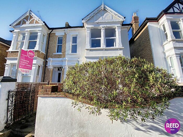 2 Bedroom Flat To Rent In Avenue Road, Leigh On Sea, SS9