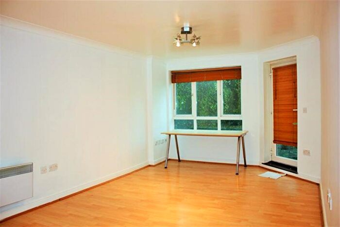 2 Bedroom Flat To Rent In High Road, North Finchley, London, N12