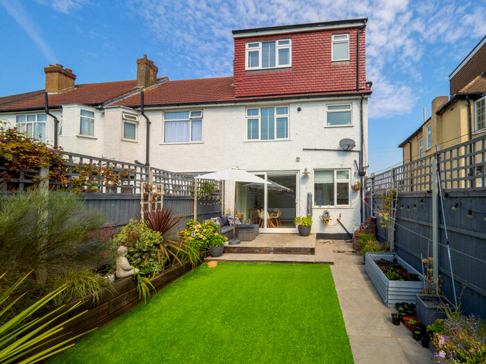 4 Bedroom Semi-Detached House To Rent In Glenthorne Close, Sutton, Surrey, SM3