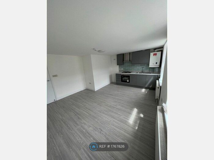 3 Bedroom Flat To Rent In New Cross Road, London, SE14