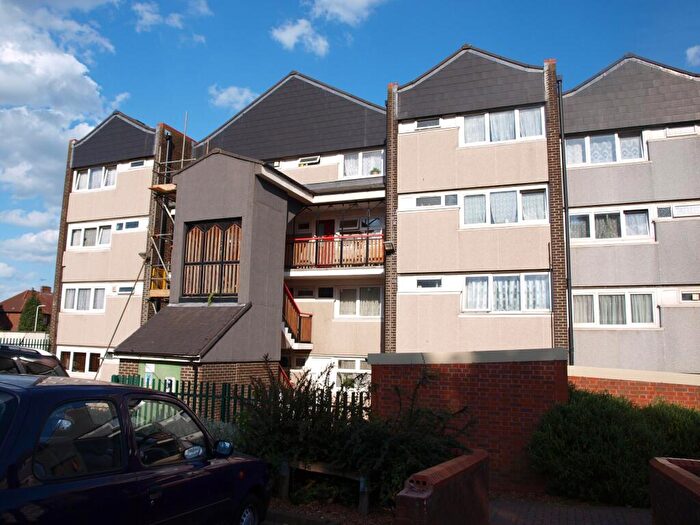 3 Bedroom Flat To Rent In Navestock Crescent, Woodford Green, IG8