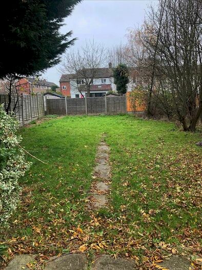 3 Bedroom Flat To Rent In Magpie Hall Close, Bromley Common, Bromley, BR2