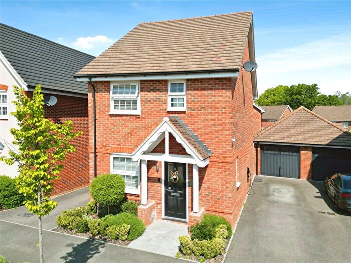 3 Bedroom Detached House For Sale In Gregory Drive, Yateley, Hampshire, GU46