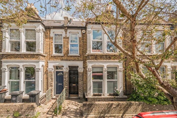 2 Bedroom Flat For Sale In Daubeney Road, Clapton, E5