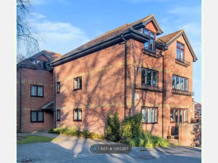 2 Bedroom Flat To Rent In Honeysuckle Court, Southampton, SO18