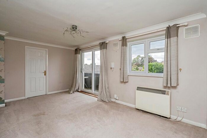 1 Bedroom Flat For Sale In Crombie Close, Waterlooville, Hampshire, PO8
