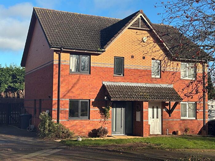 3 Bedroom Semi-Detached House For Sale In Shining Cliff Court, Bawtry, Doncaster, DN10