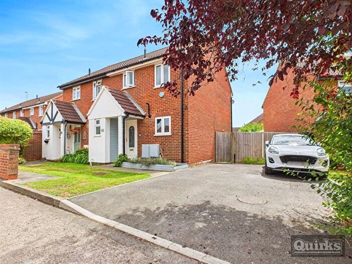3 Bedroom Semi-Detached House For Sale In Roding Way, Wickford, SS12