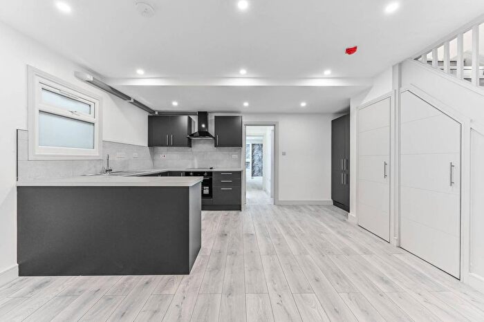 2 Bedroom Flat To Rent In Kidderminster Road, West Croydon, Croydon, CR0