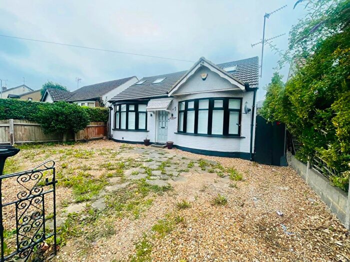 4 Bedroom Bungalow For Sale In Bishopscote Road, Luton, LU3