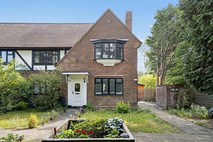 2 Bedroom Flat For Sale In Chigwell Hurst Court, Pinner, HA5