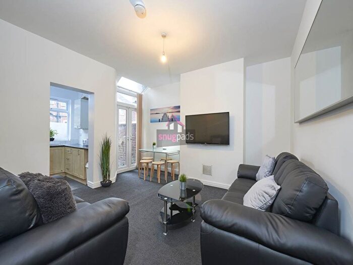 5 Bedroom Semi-Detached House To Rent In Bolton Road, Manchester, M6