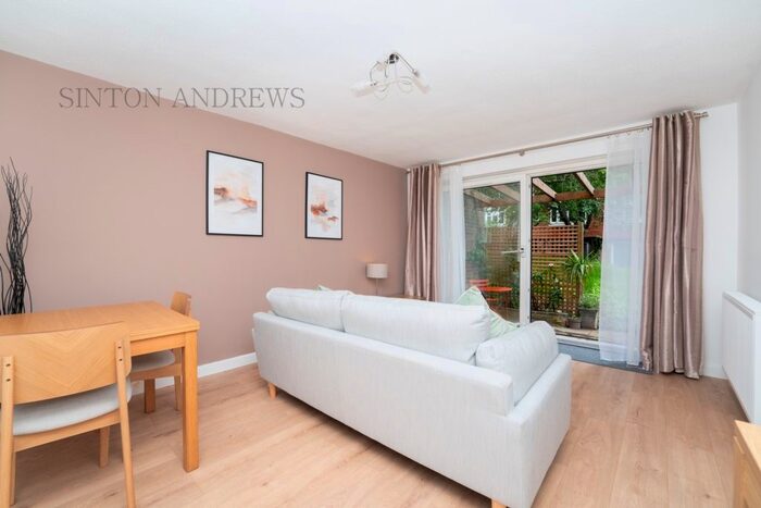 1 Bedroom Flat To Rent In Buckingham Avenue, Ealing, UB6