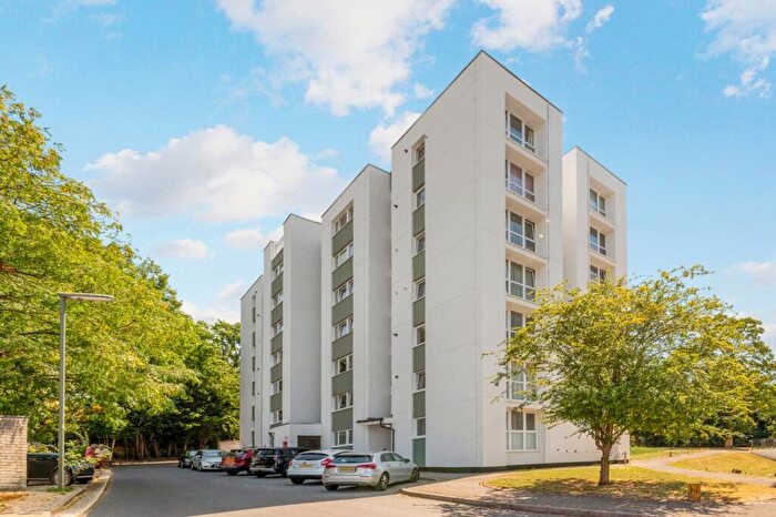 2 Bedroom Apartment For Sale In Manor Court, Weybridge, KT13