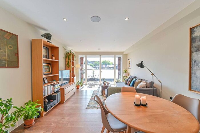 2 Bedroom Flat For Sale In New Park Road, Clapham Park, London, SW2
