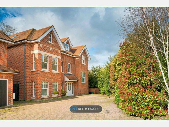 2 Bedroom Flat To Rent In Stoke Mews, Teddington, TW11