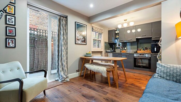 2 Bedroom Flat For Sale In Oaklands Grove, London, W12