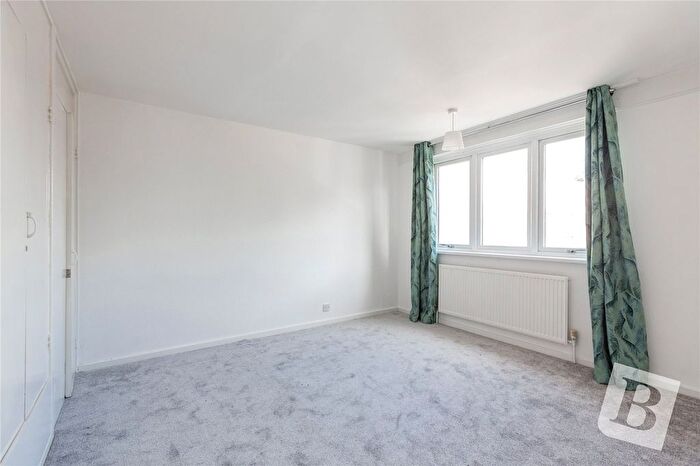 3 Bedroom Terraced House For Sale In Saddleworth Square, Romford, RM3