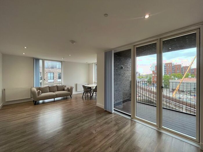 2 Bedroom Flat To Rent In Mitten House, Creek Road, London, SE8