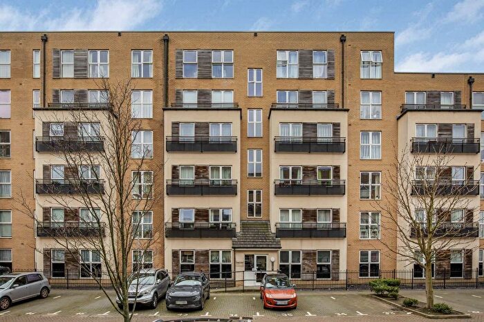 2 Bedroom Flat To Rent In Lanadron Close, Isleworth, TW7