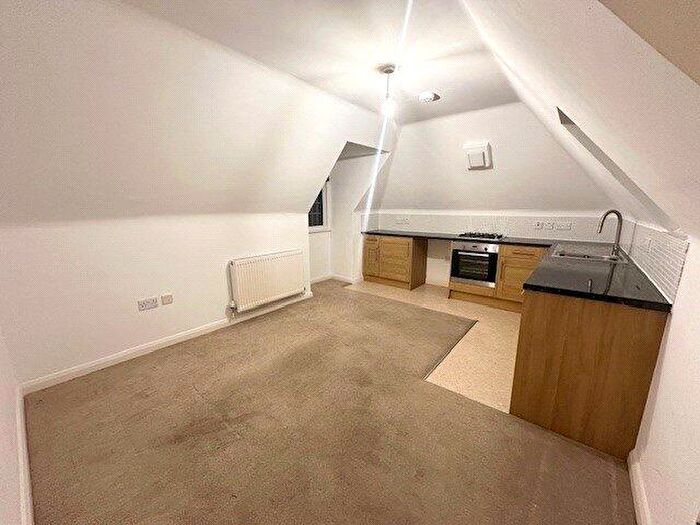 2 Bedroom House To Rent In Peartree Avenue, SO19