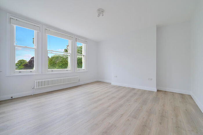 Apartment To Rent In The Gardens, East Dulwich London, SE22