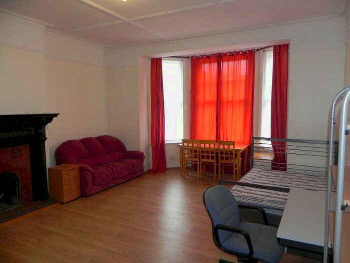 Flat To Rent In Clandon Road, Guildford, GU1