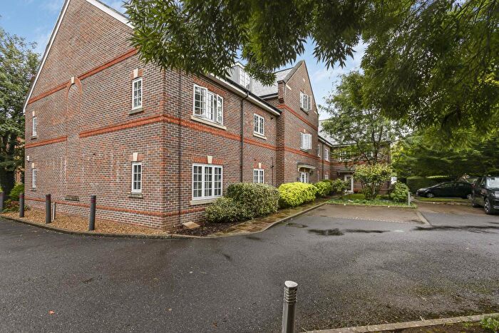 2 Bedroom Flat For Sale In Holywell Hill, St. Albans, Hertfordshire, AL1