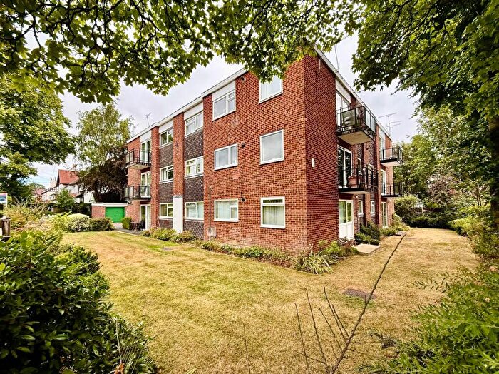 2 Bedroom Flat To Rent In North Parade, Leeds, West Yorkshire, LS16