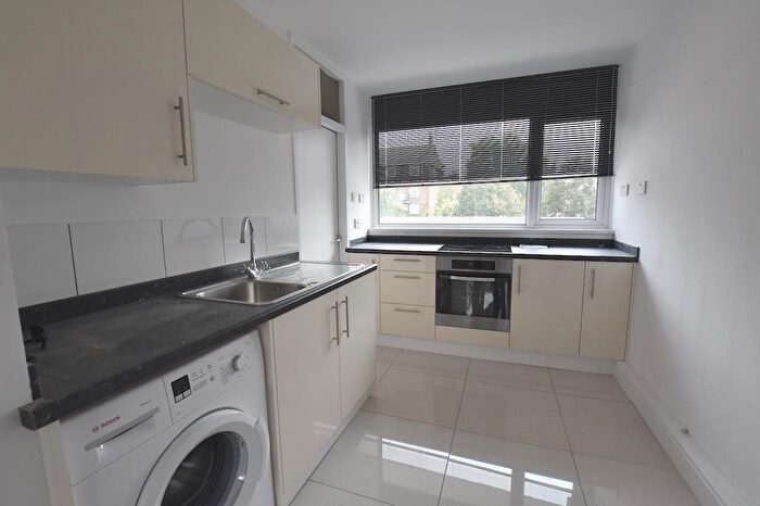 4 Bedroom Property To Rent In Abbots Park, Tulse Hill, London, SW2