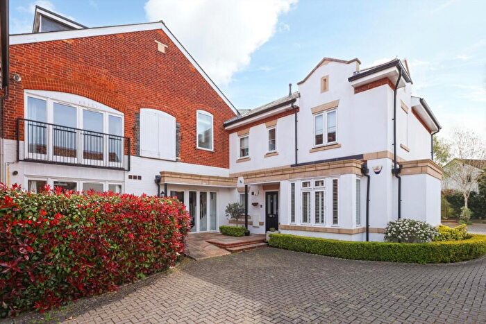 2 Bedroom Apartment For Sale In Newark Lane, Ripley, Woking, Surrey, GU23