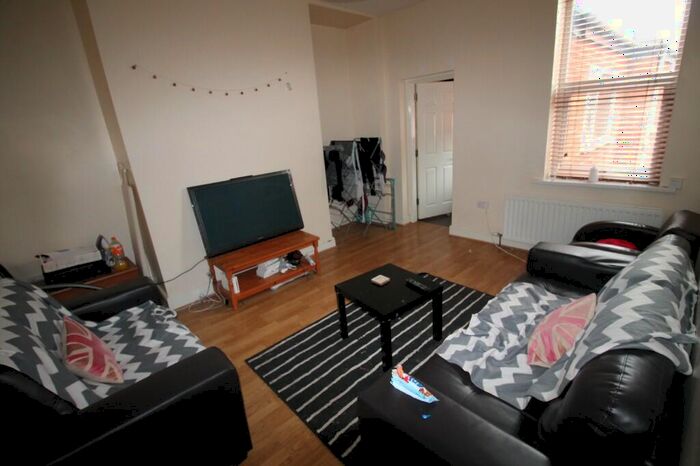 5 Bedroom Maisonette To Rent In Helmsley Road, Newcastle Upon Tyne, NE2