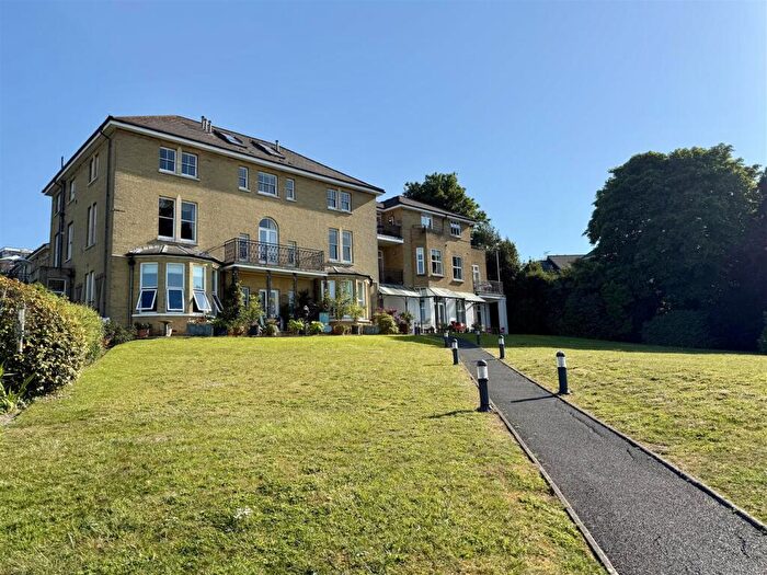 2 Bedroom Flat For Sale In Queens Road, Cowes, PO31