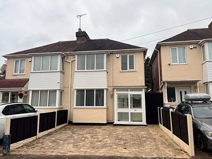 3 Bedroom Semi-Detached House For Sale In Kingstanding Road, Kingstanding, Birmingham, B44