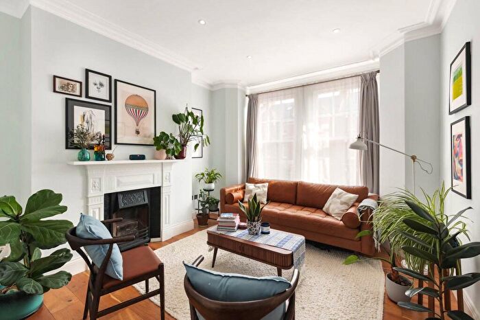 2 Bedroom Flat For Sale In Cambridge Road, London, SW11