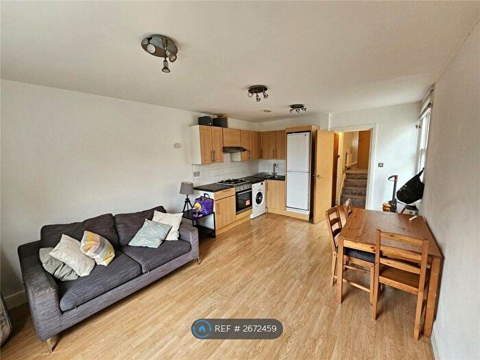 3 Bedroom Flat To Rent In Heyford Terrace, London, SW8