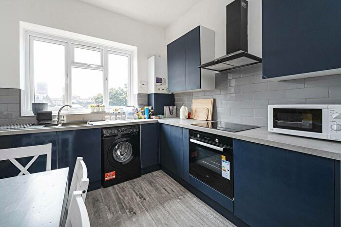 2 Bedroom Flat To Rent In Sandringham Road, Dalston, London, E8