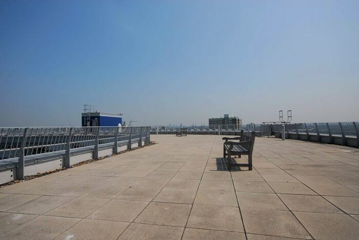 2 Bedroom Flat To Rent In Falcon Wharf, Battersea, London, SW11