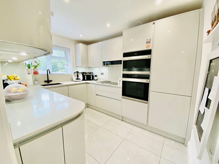 2 Bedroom Maisonette To Rent In Balfour Grove, Whetstone, N20