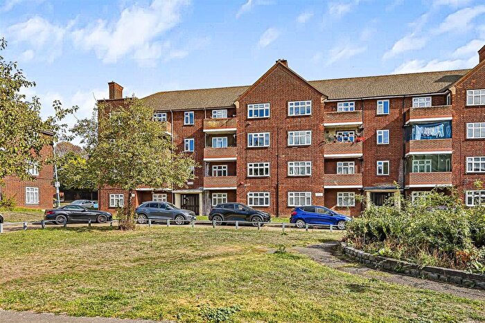 2 Bedroom Flat To Rent In Audley Court, London, E18
