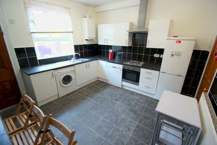 4 Bedroom Terraced House To Rent In Welton Mount, Hyde Park, Leeds, LS6