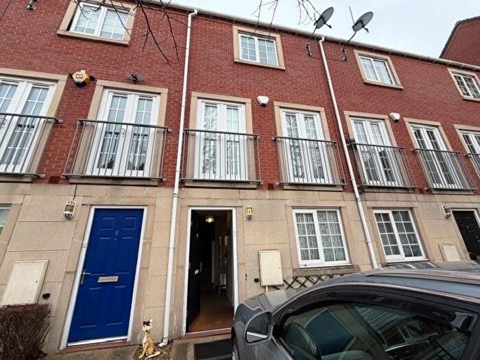 4 Bedroom Town House To Rent In Madison Avenue, Brierley Hill, DY5